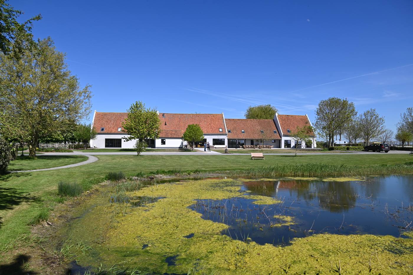 Schoorbakkehoeve gevel met terras en vijver